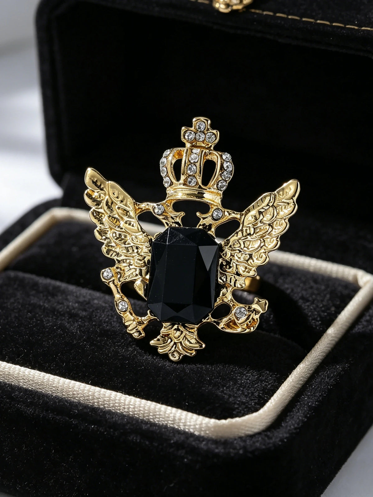 One men's tie clip. Personalized and powerful eagle DIY tie loop. Suitable for stage performances and daily gifts.