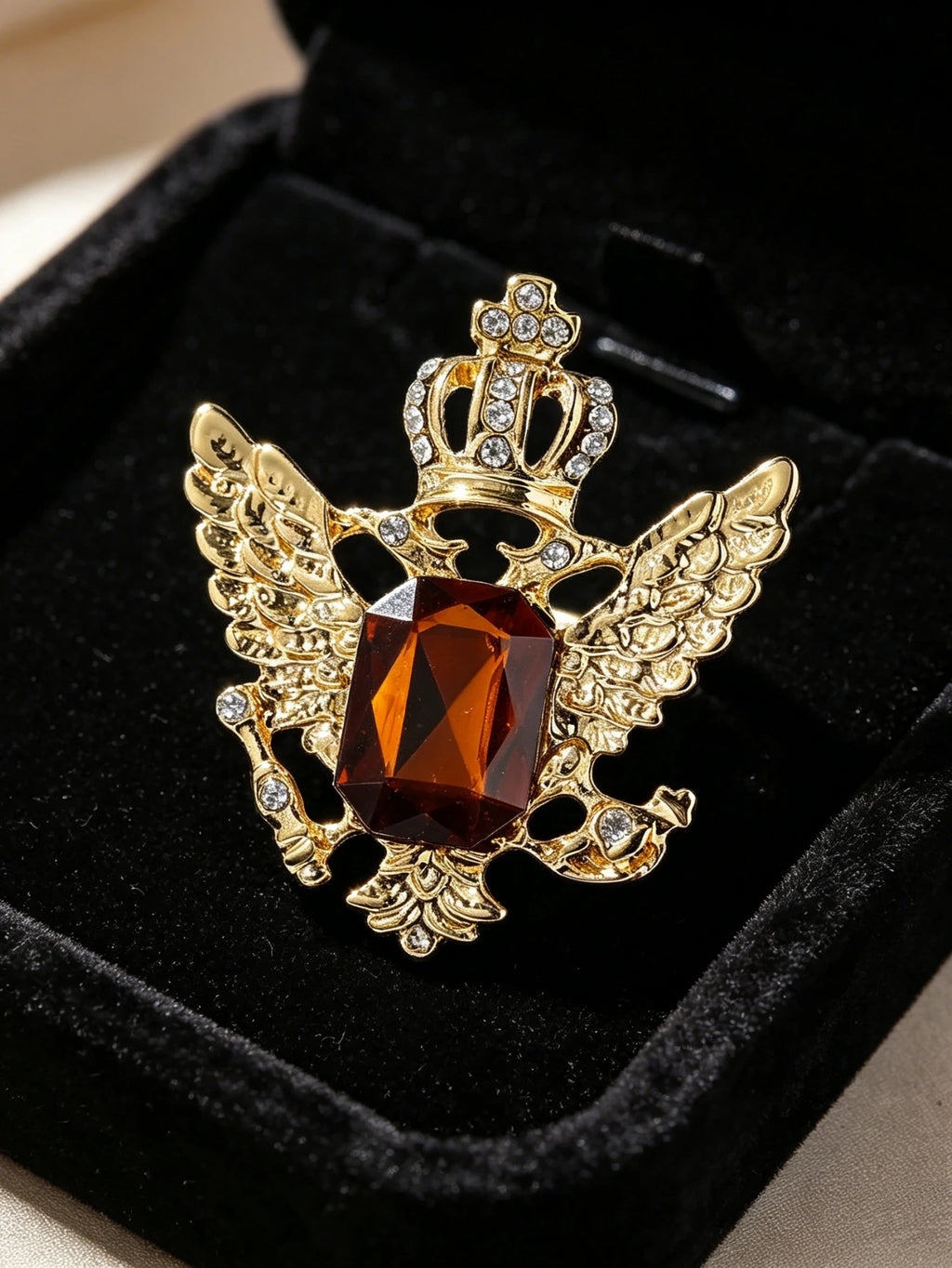 One men's tie clip. Personalized and powerful eagle DIY tie loop. Suitable for stage performances and daily gifts.