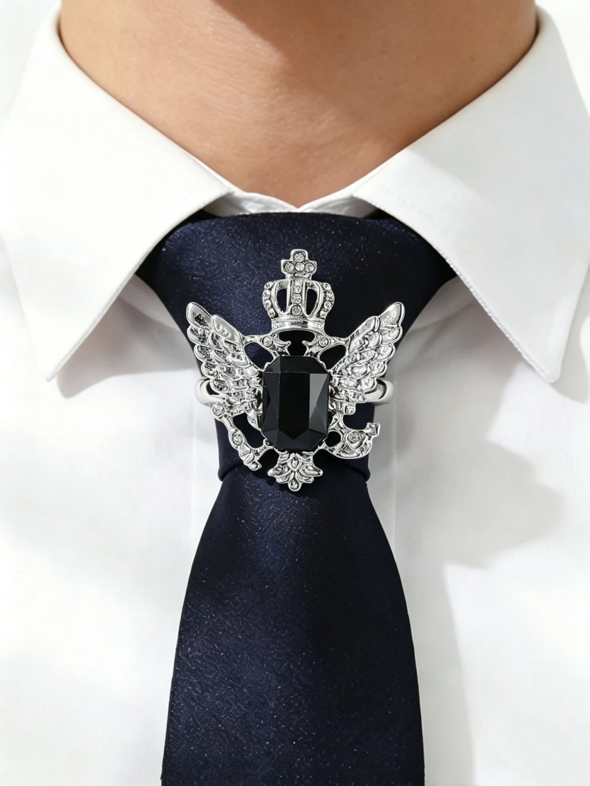 One men's tie clip. Personalized and powerful eagle DIY tie loop. Suitable for stage performances and daily gifts.
